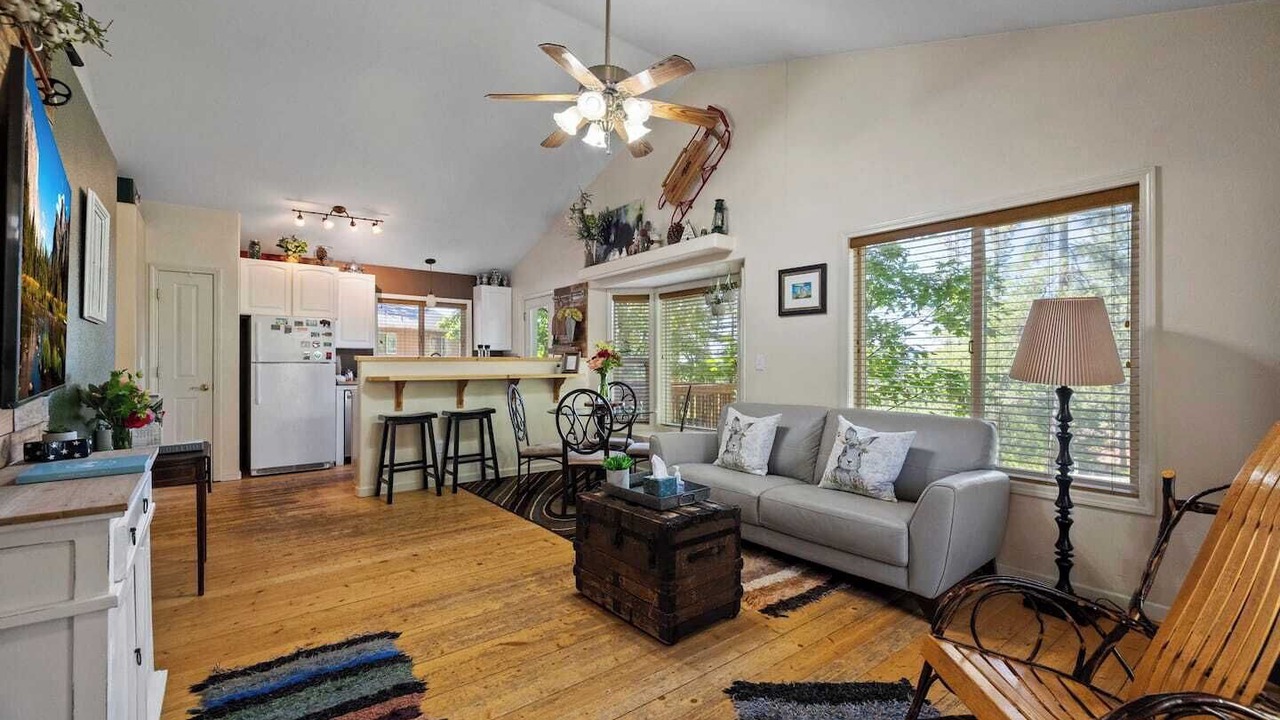 Photo of Livingroom in Tuolumne