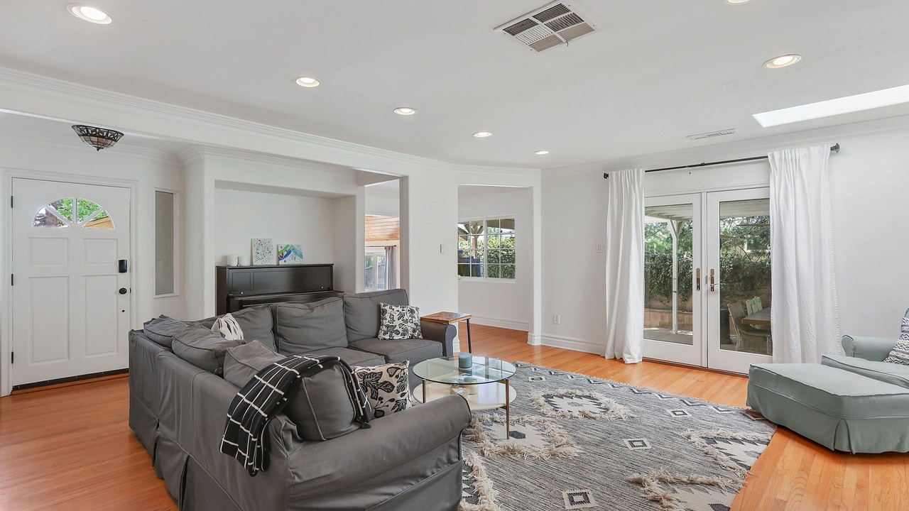 Photo of Livingroom in San Fernando
