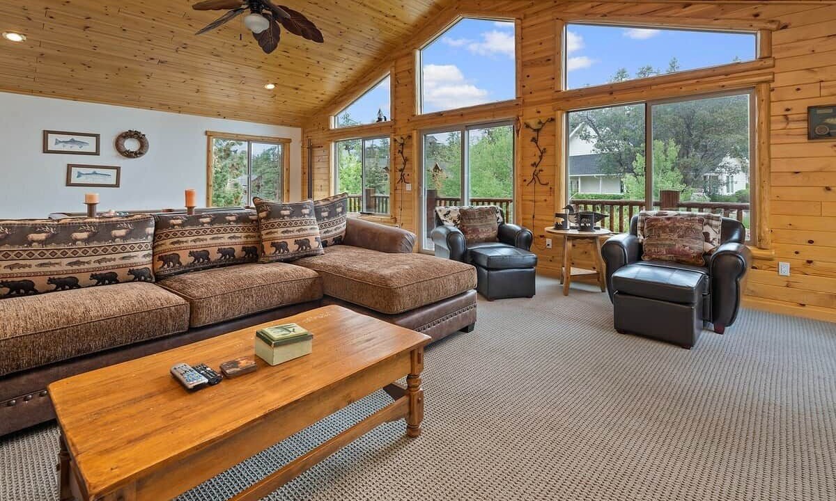 Photo of Livingroom in Castle Glen Estates
