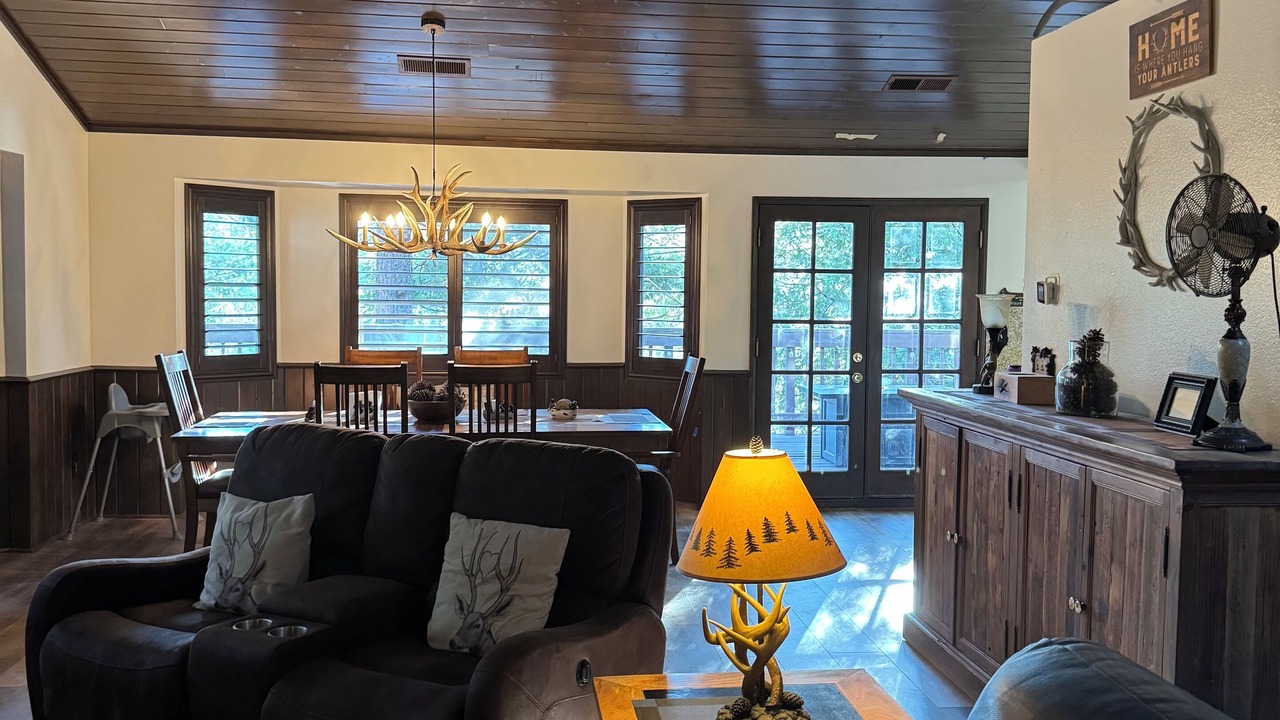 Photo of Livingroom in Lake Arrowhead