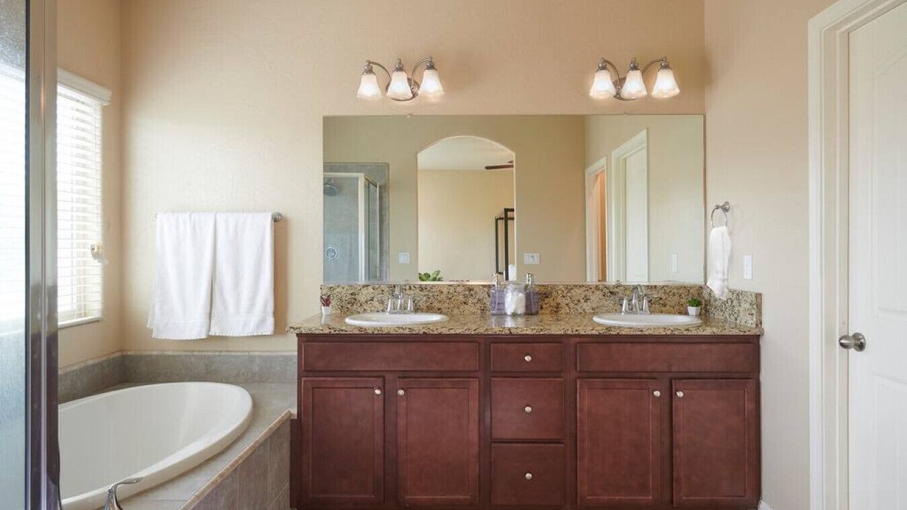 Photo of Bathroom in Raisin