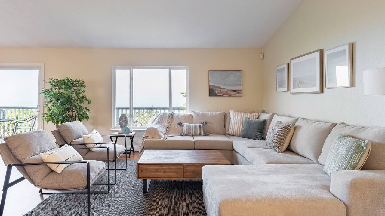 Photo of Livingroom in Edgemar - Pacific Manor