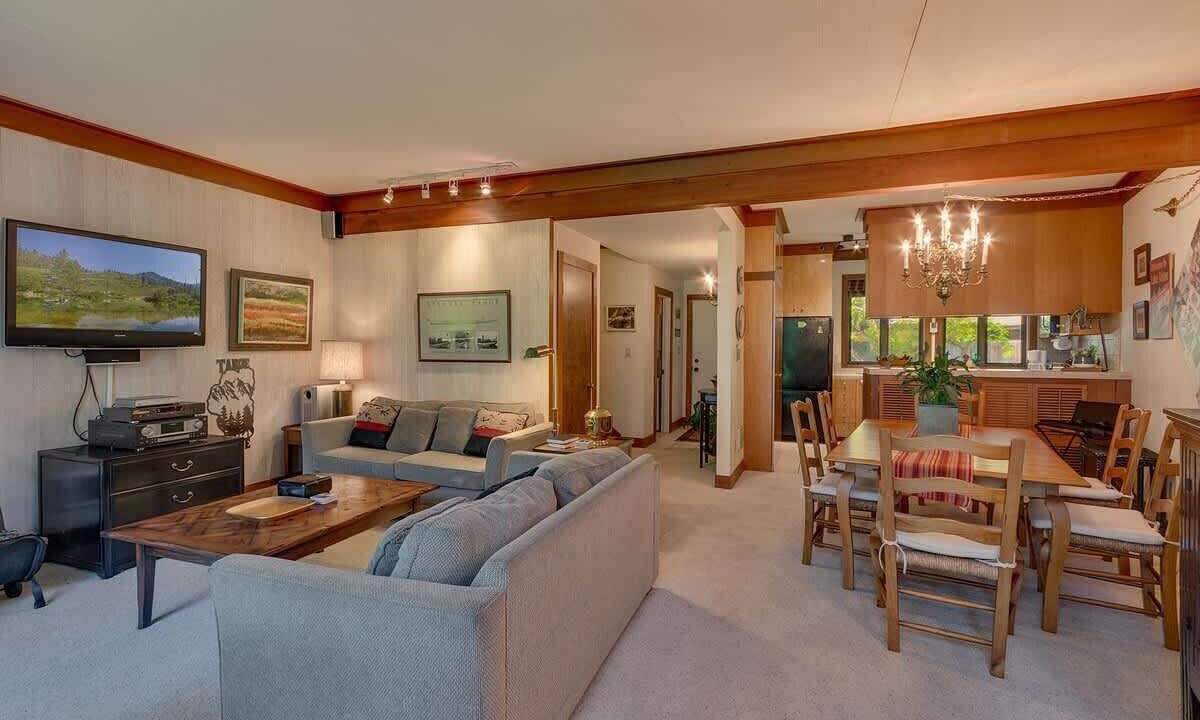 Photo of Livingroom in Tahoe Tavern