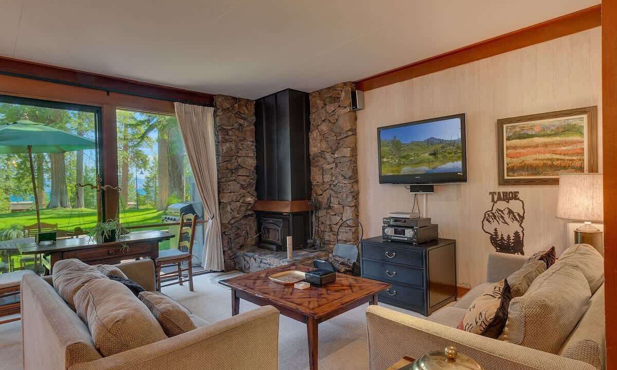 Photo of Livingroom in Tahoe Tavern