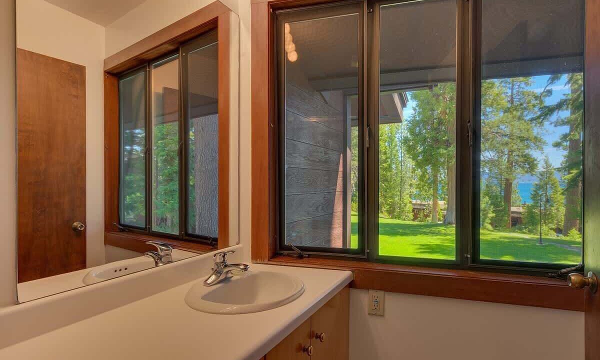 Photo of Bathroom in Tahoe Tavern