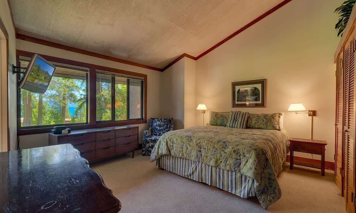 Photo of Bedroom in Tahoe Tavern