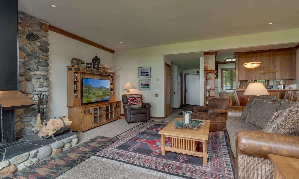 Photo of Livingroom in Tahoe Tavern