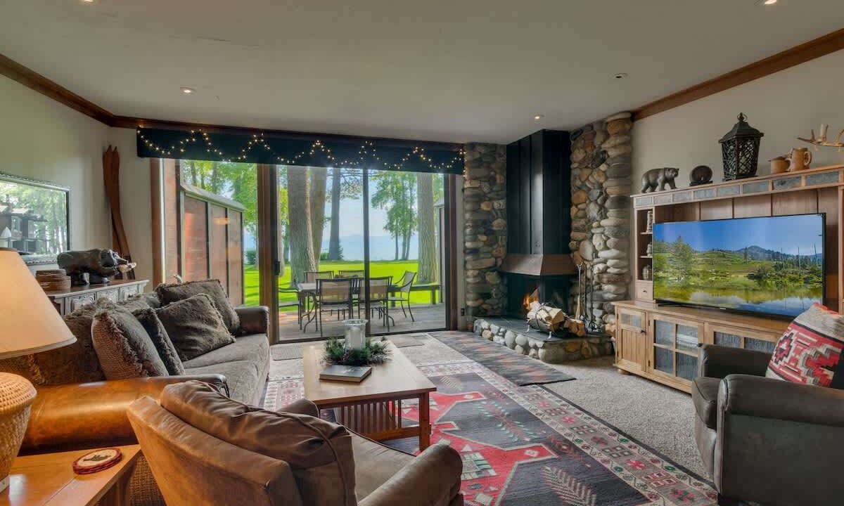 Photo of Livingroom in Tahoe Tavern