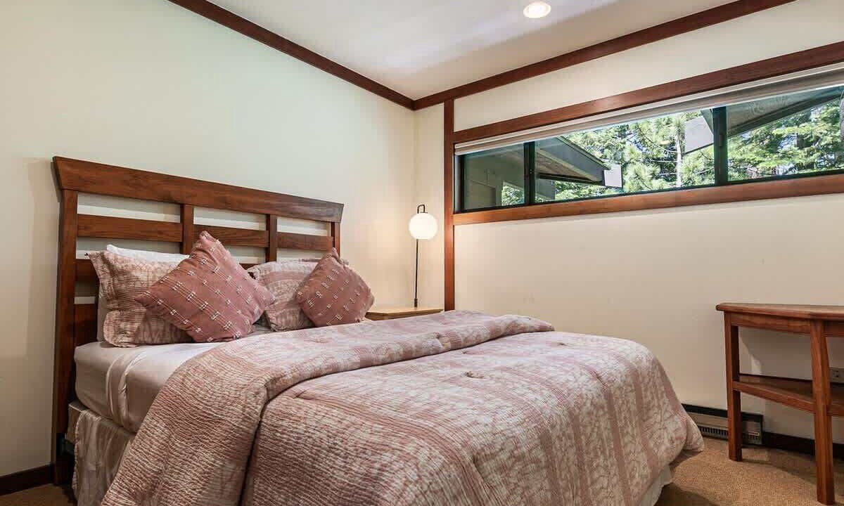 Photo of Bedroom in Tahoe Tavern