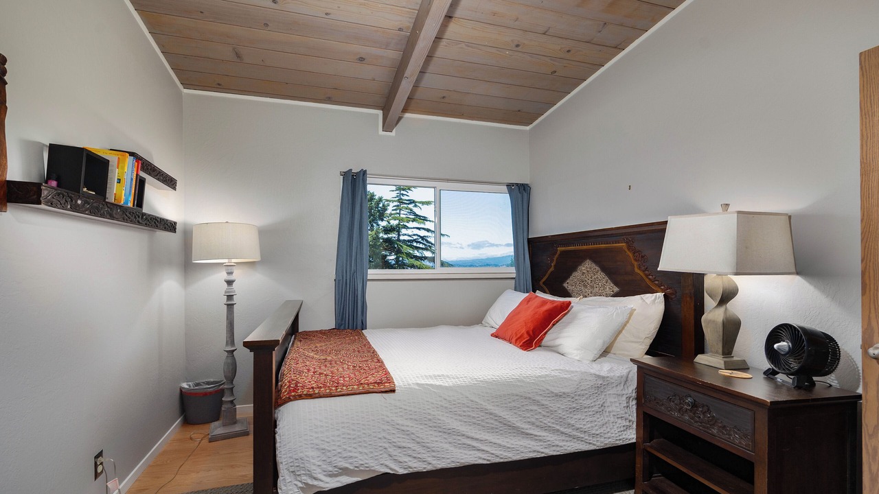 Photo of Bedroom in East Richmond Heights