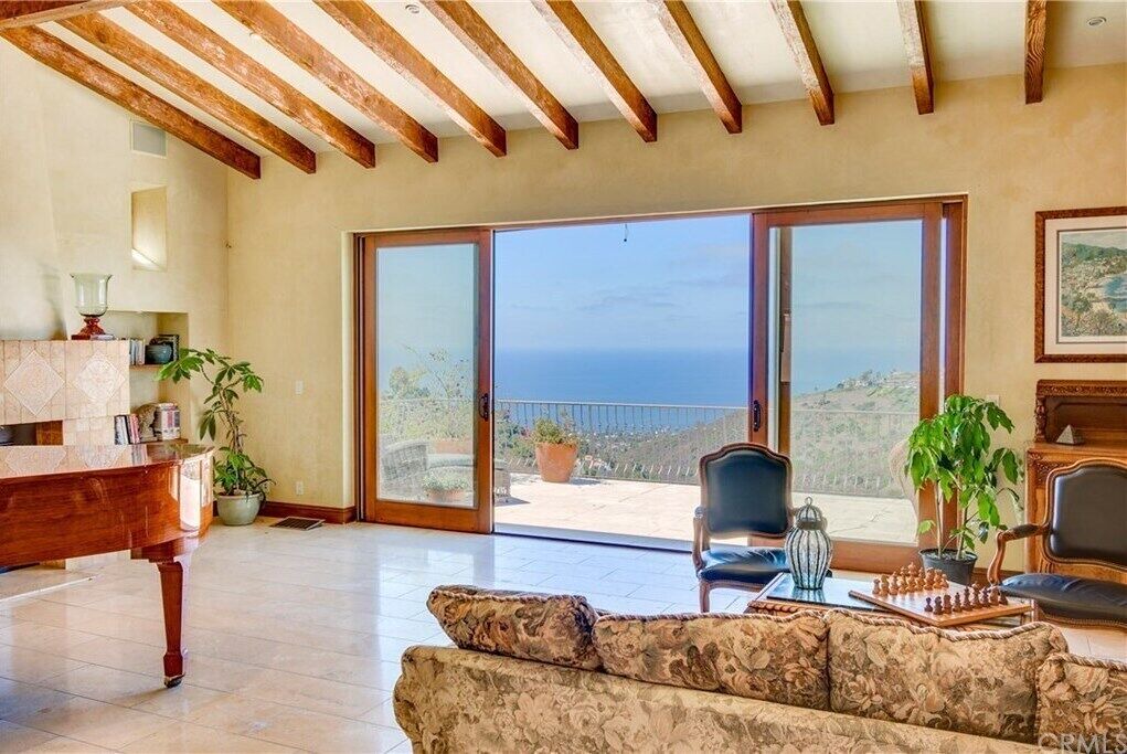 Photo of Livingroom in Top of the World