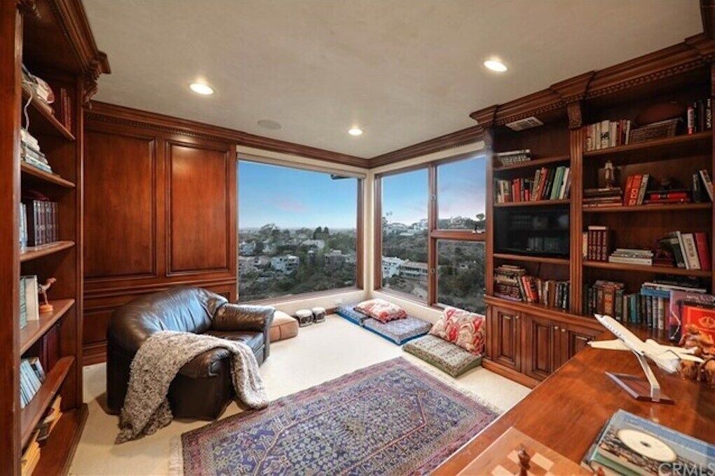 Photo of Livingroom in Top of the World