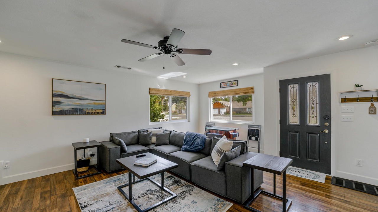 Photo of Livingroom in Lake Redding Estates