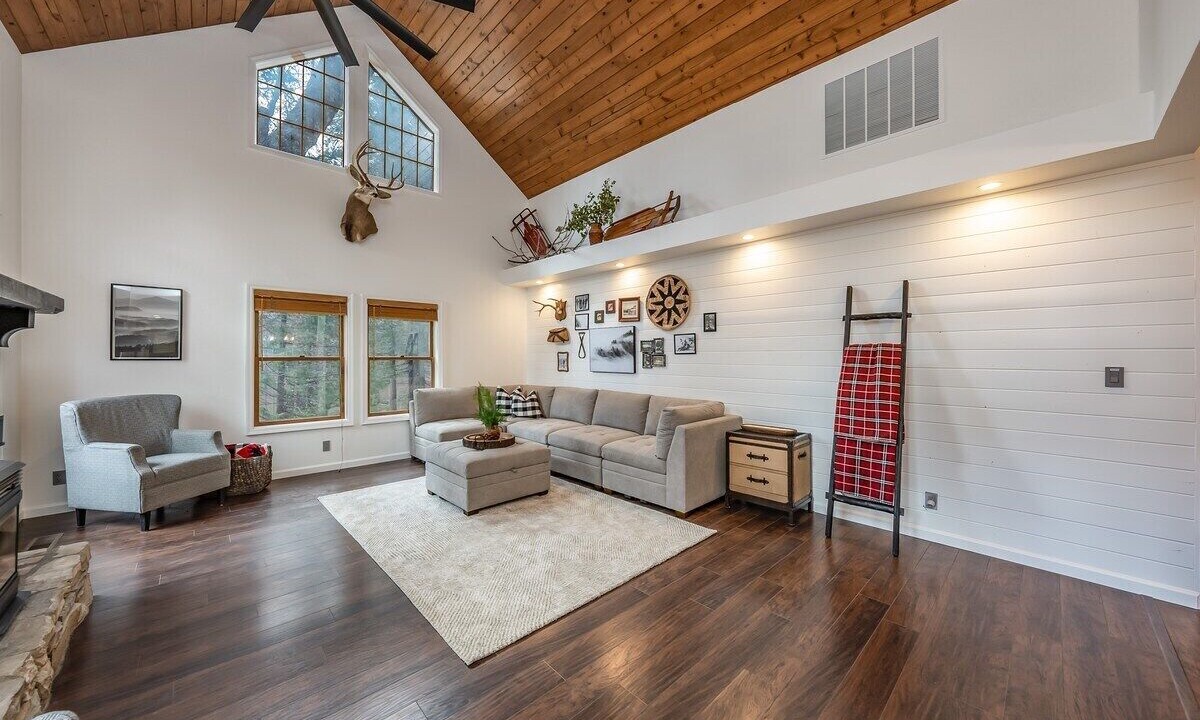 Photo of Livingroom in Shaver Lake