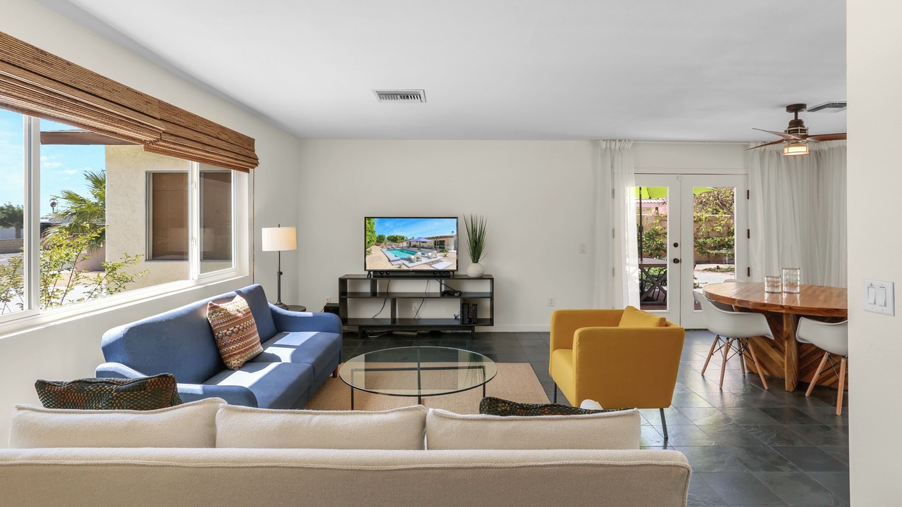 Photo of Livingroom in Racquet Club South