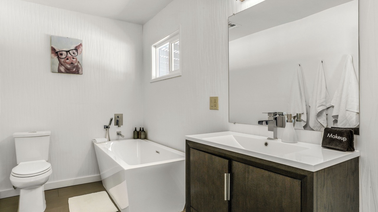 Photo of Bathroom in Racquet Club South
