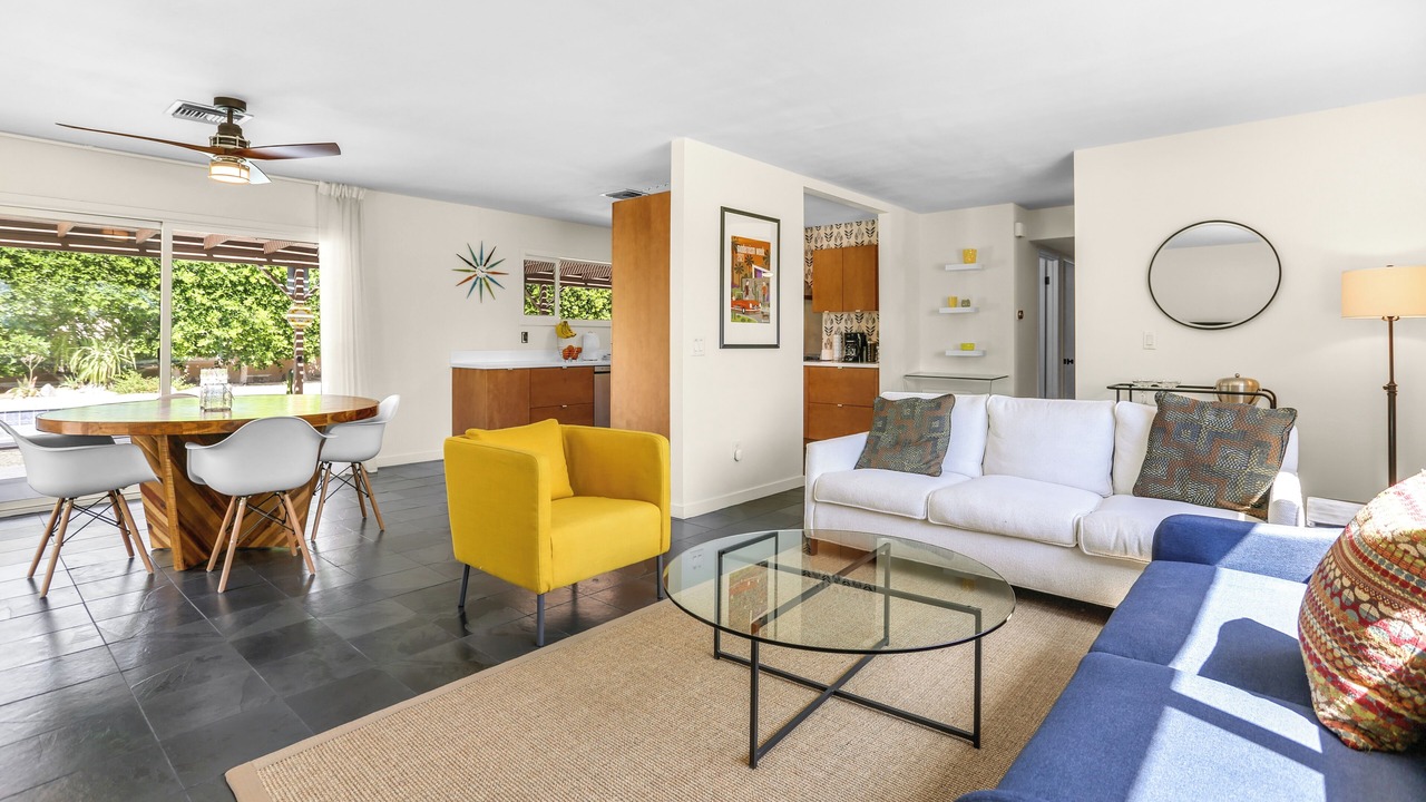 Photo of Livingroom in Racquet Club South