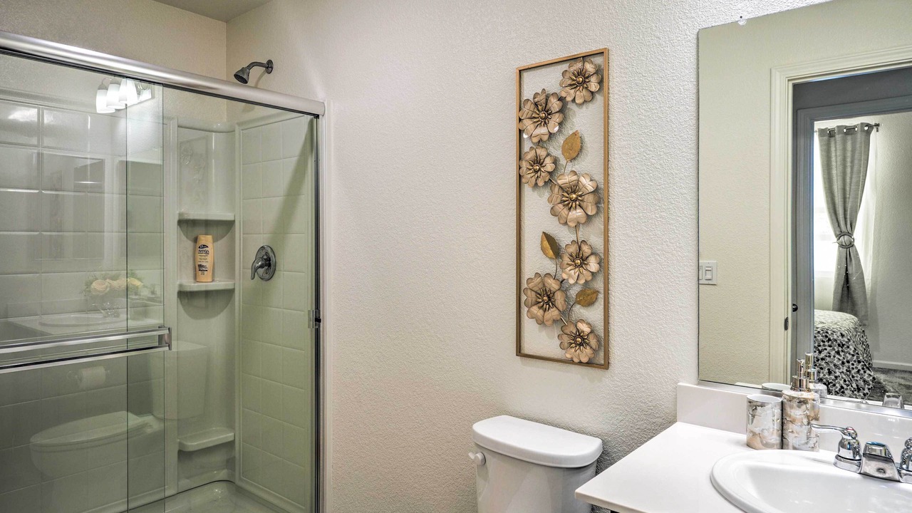 Photo of Bathroom in Hood