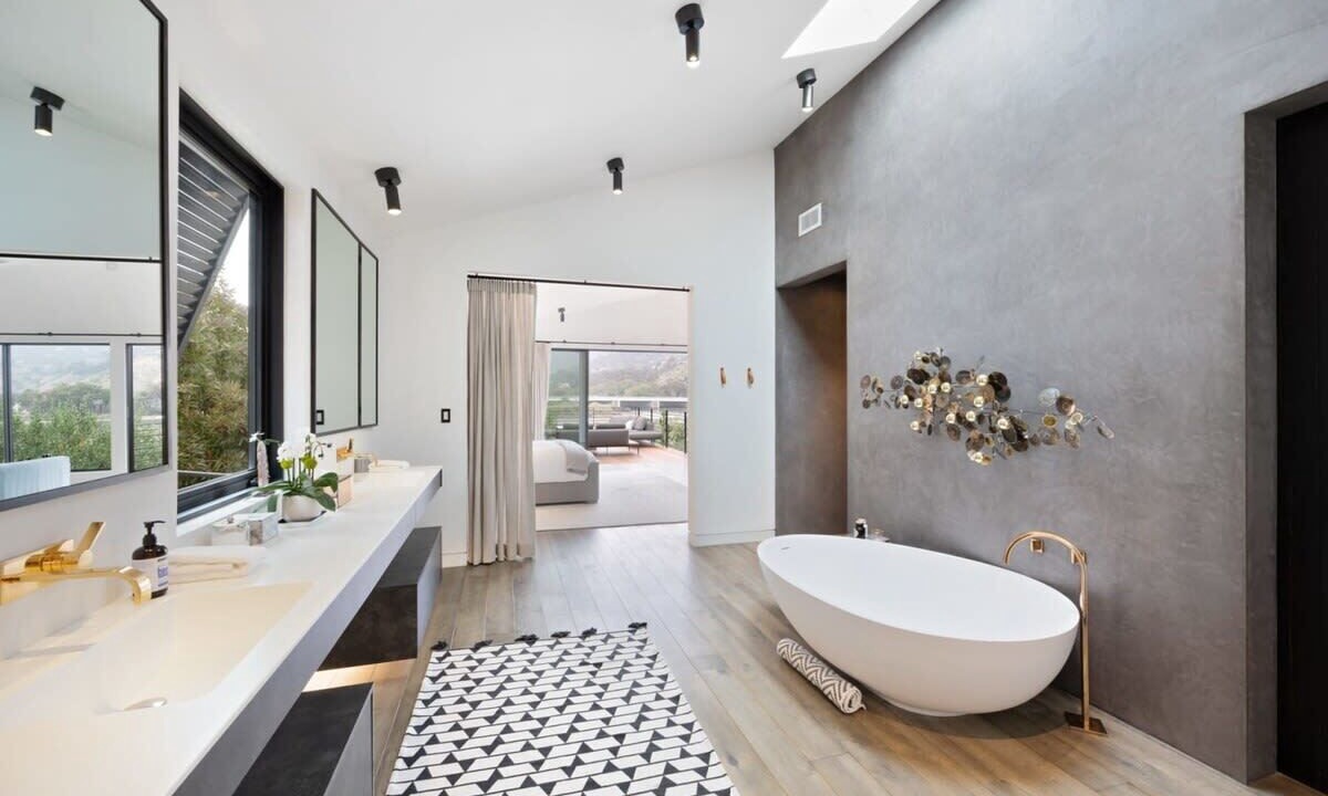 Photo of Bathroom in Eastern Malibu