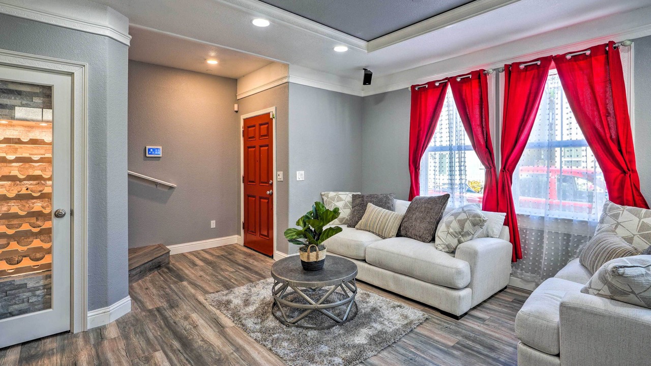 Photo of Livingroom in Southwestern Sacramento