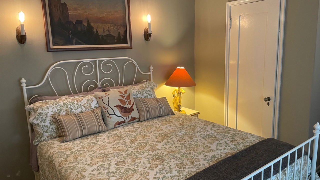 Photo of Bedroom in Hollywood Dell