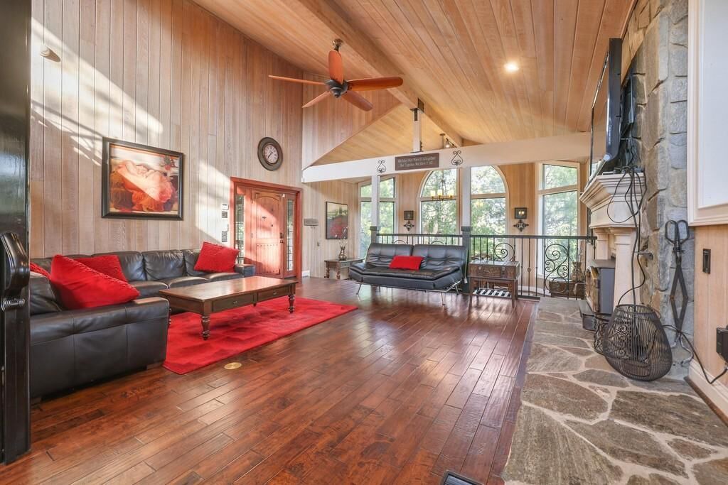 Photo of Livingroom in Shaver Lake