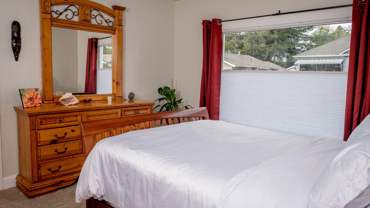 Photo of Bedroom in Burbank Gardens Neighborhood Association