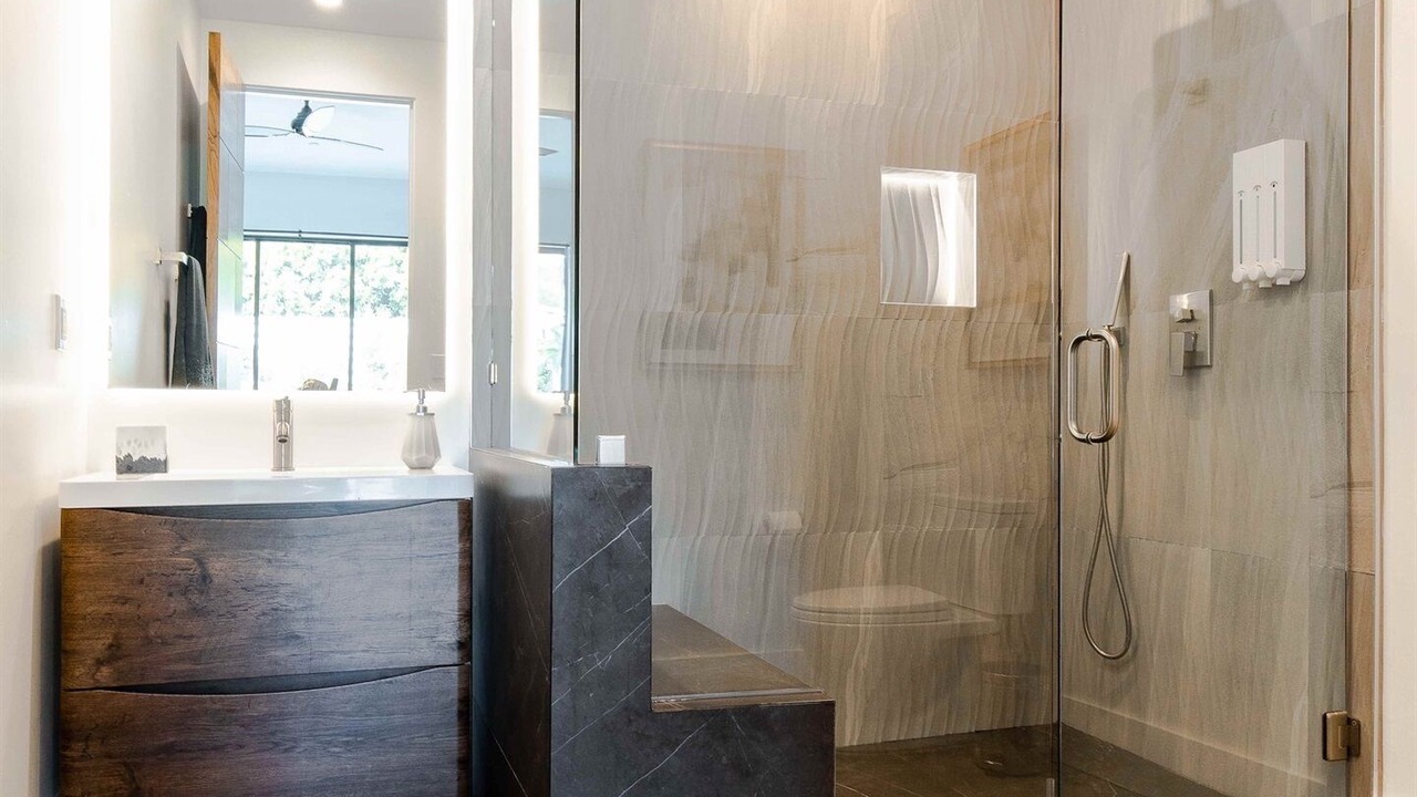 Photo of Bathroom in Racquet Club Estates