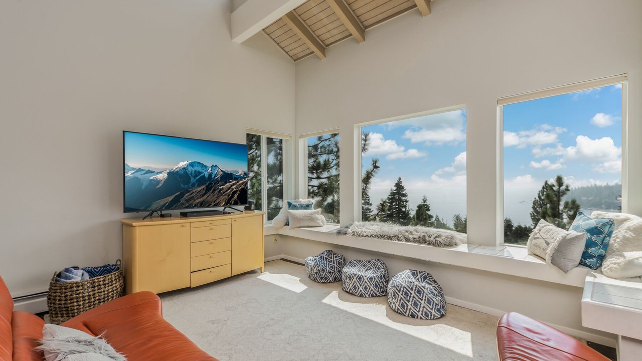 Photo of Livingroom in Meeks Bay
