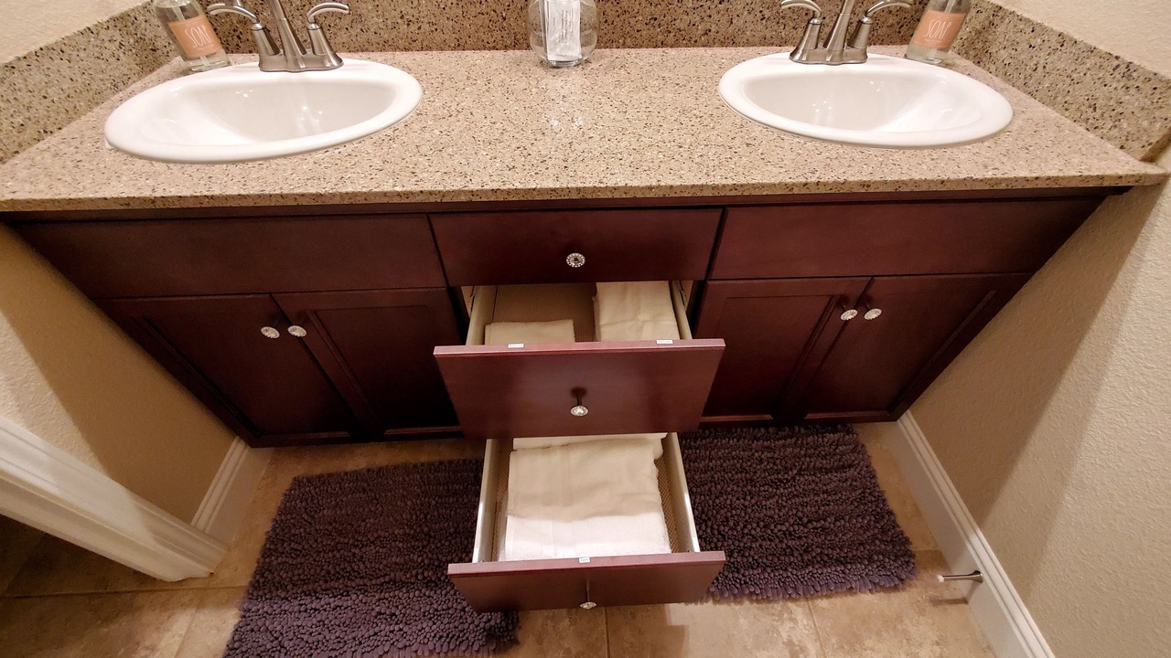 Photo of Bathroom in Raisin