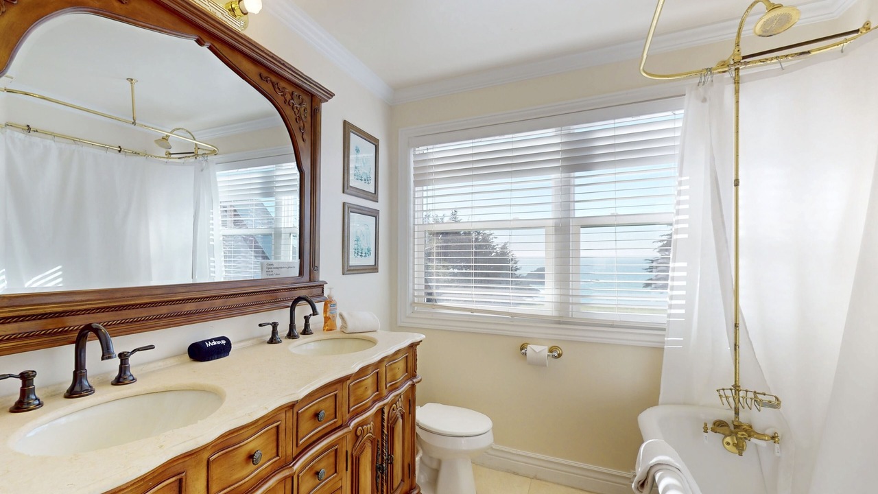 Photo of Bathroom in Elk