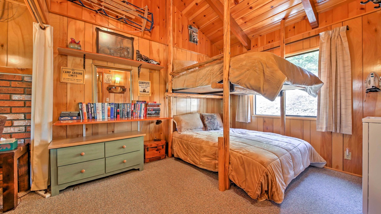 Photo of Bedroom in Fawnskin