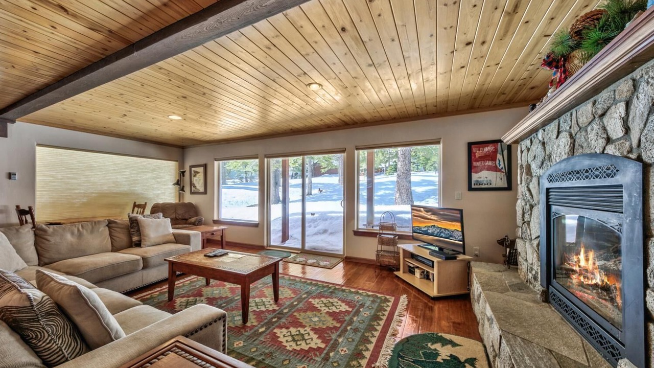 Photo of Livingroom in North Upper Truckee