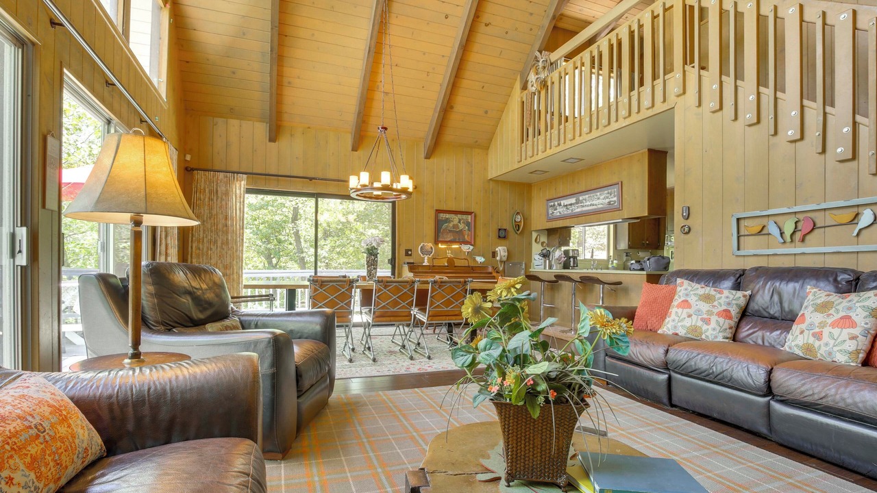 Photo of Livingroom in Lake Arrowhead