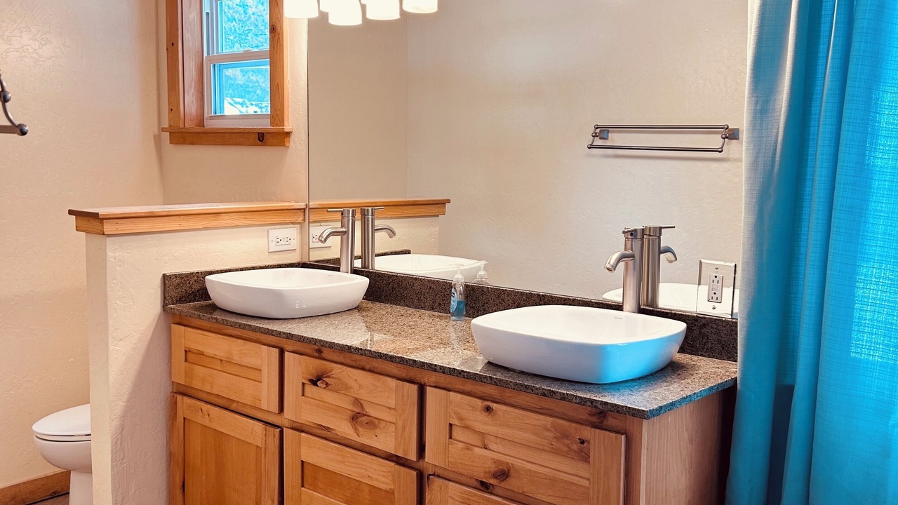 Photo of Bathroom in Bijou Park