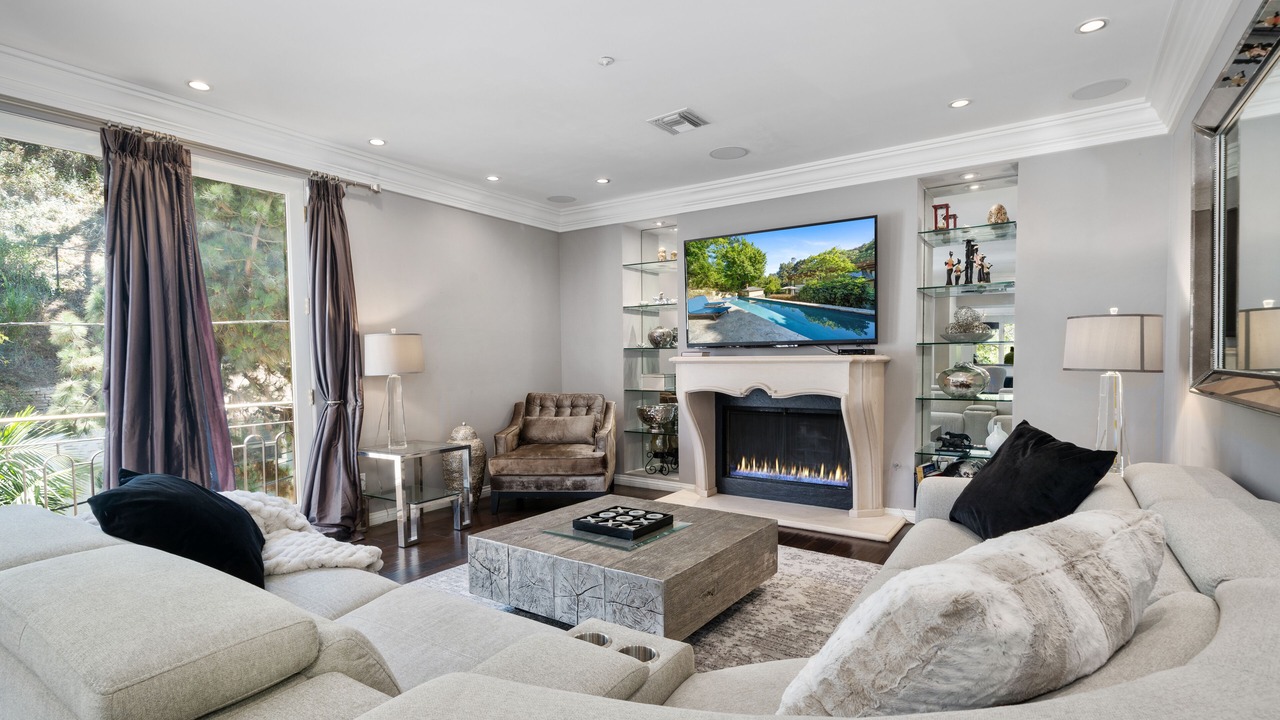 Photo of Livingroom in Beverly Glen