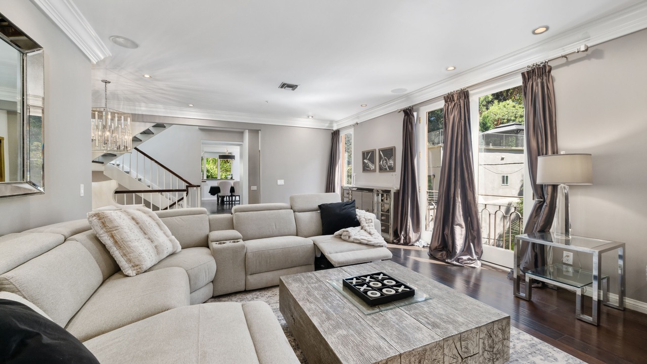 Photo of Livingroom in Beverly Glen