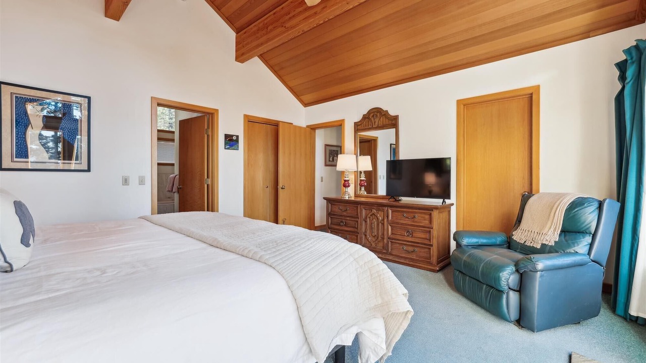 Photo of Bedroom in Lake Forest