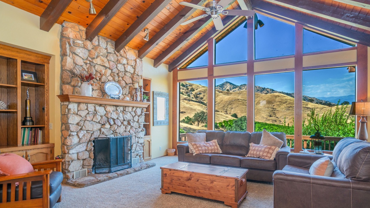 Photo of Livingroom in Springville