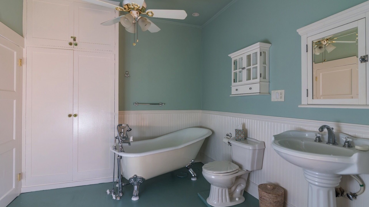 Photo of Bathroom in Summerland
