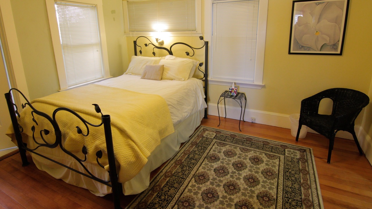 Photo of Bedroom in Piedmont Avenue