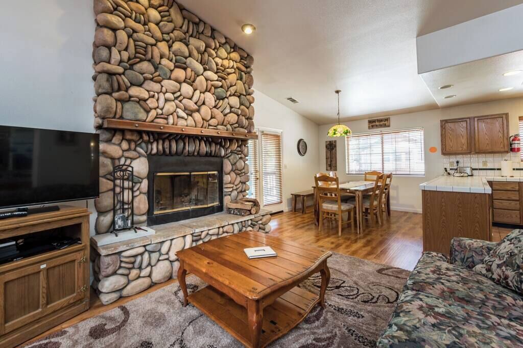 Photo of Livingroom in Yosemite West