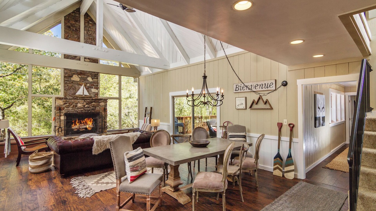 Photo of Livingroom in Lake Arrowhead
