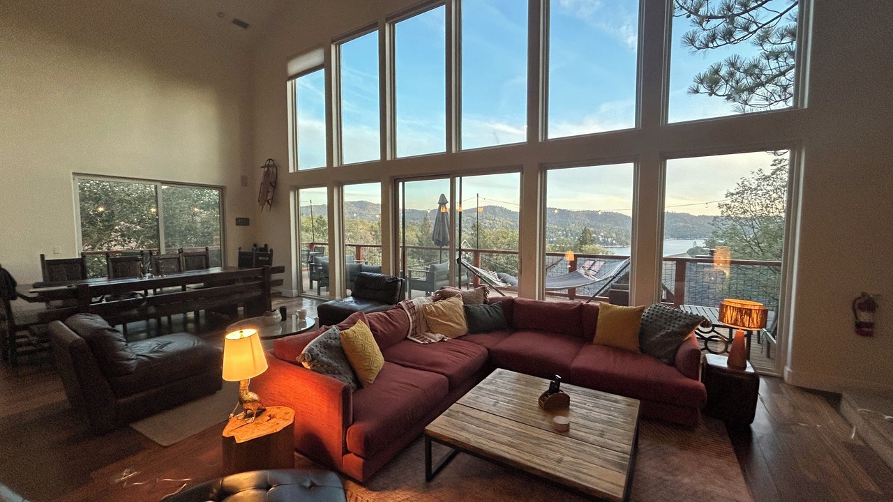 Photo of Livingroom in Lake Arrowhead