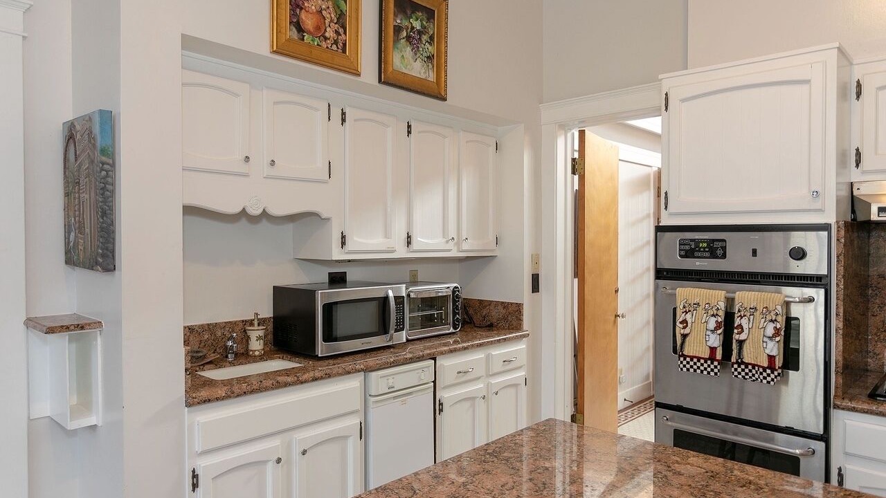 Photo of Kitchen in Lakeshore