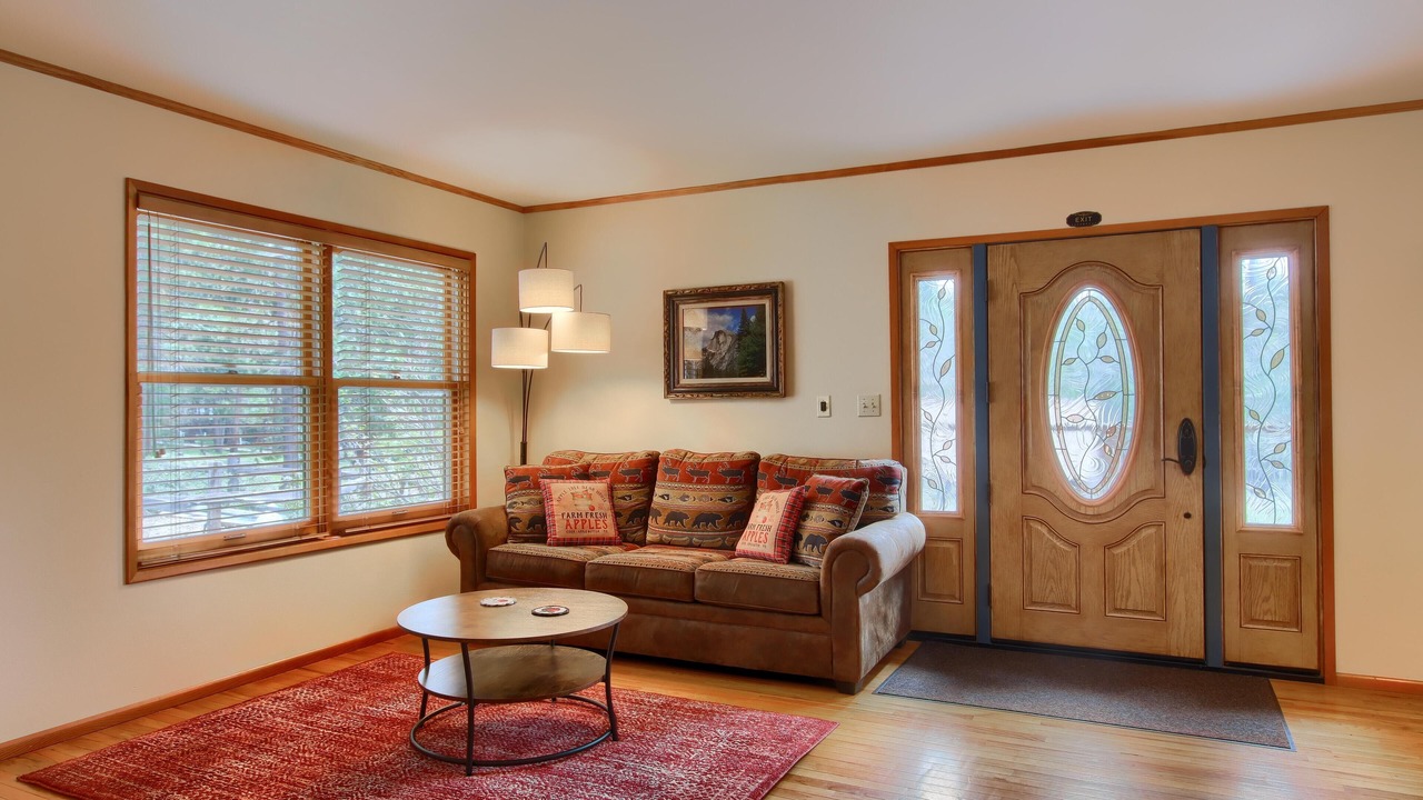 Photo of Livingroom in North Wawona