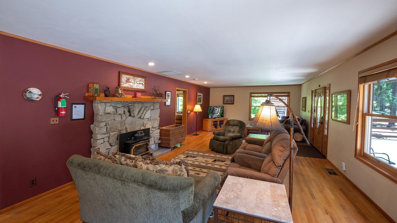 Photo of Livingroom in North Wawona