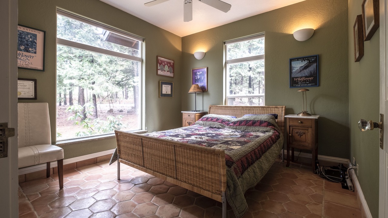 Photo of Bedroom in Weed