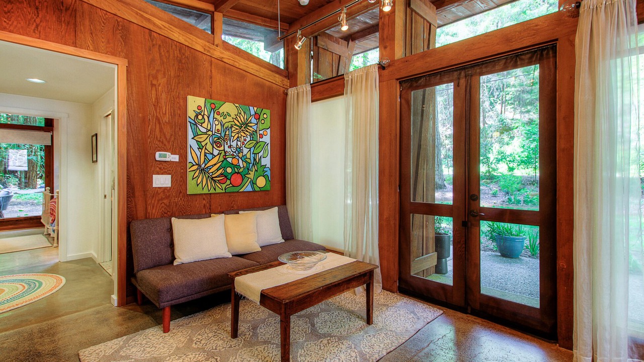 Photo of Livingroom in Forestville