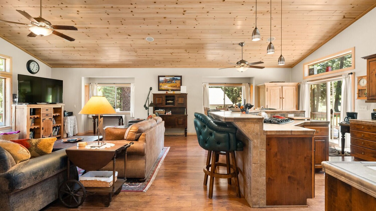 Photo of Bedroom in Lake Almanor West